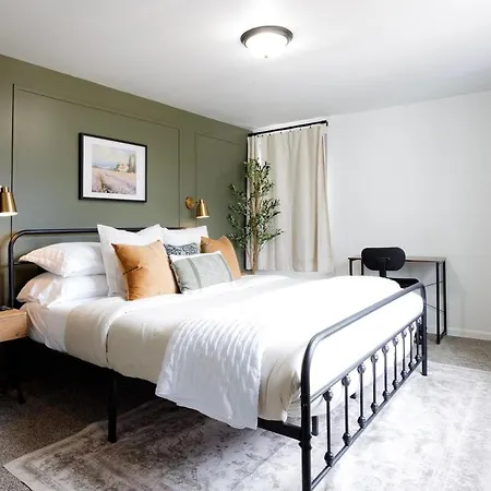 King Bed, Work Desk, Near Hwy, Laundry Room Access