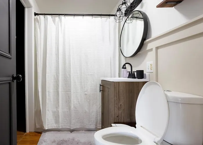 Apartment King Bed, Work Desk, Near Hwy, Laundry Access *