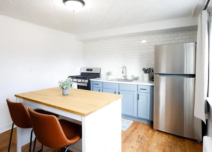 King Bed, Work Desk, Near Hwy, Laundry Access