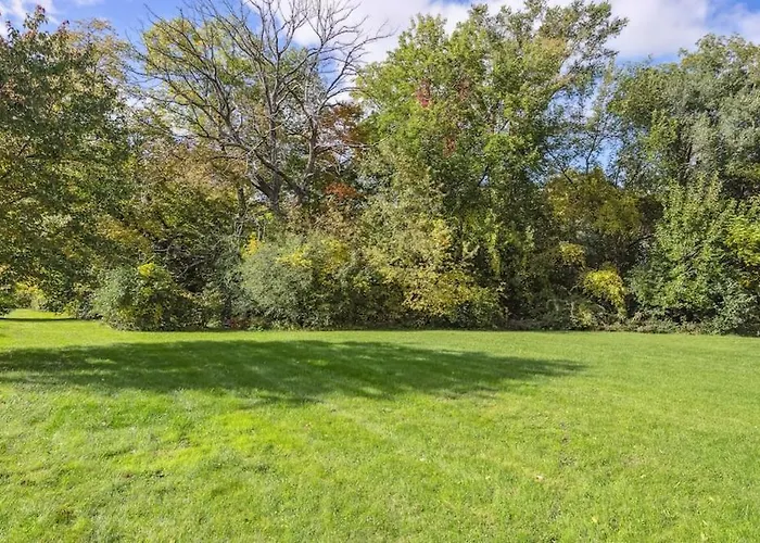 King Bed, Work Desk, Near Hwy, Laundry Access Apartment *