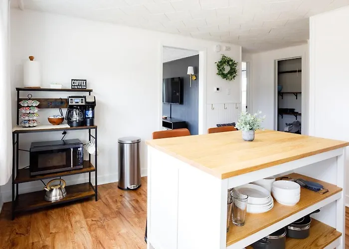 King Bed, Work Desk, Near Hwy, Laundry Access Apartment Lockport