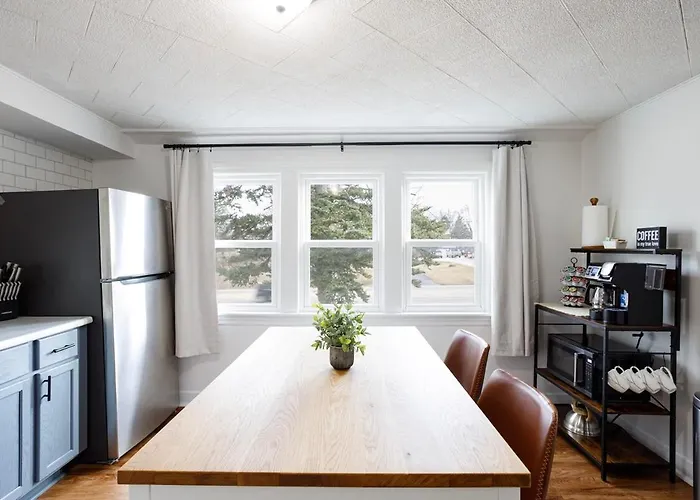 King Bed, Work Desk, Near Hwy, Laundry Access * Lockport