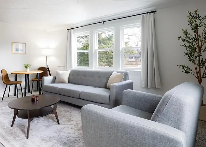 King Bed, Work Desk, Near Hwy, Laundry Access Apartment