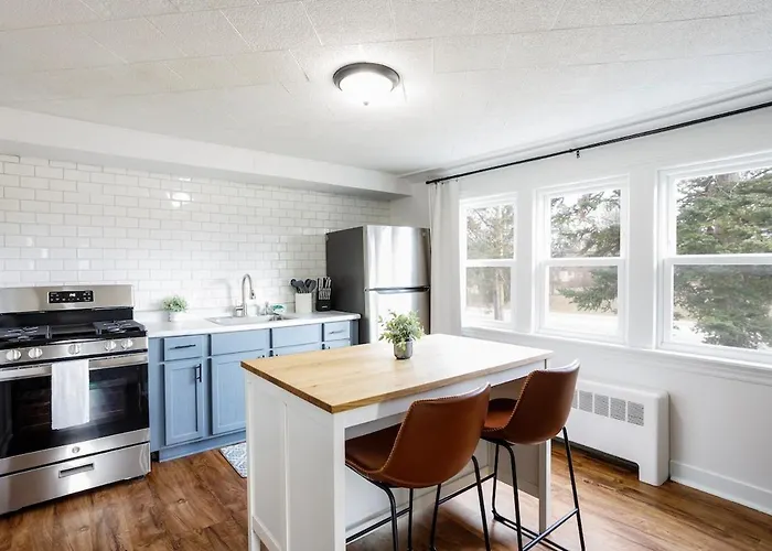 King Bed, Work Desk, Near Hwy, Laundry Access *