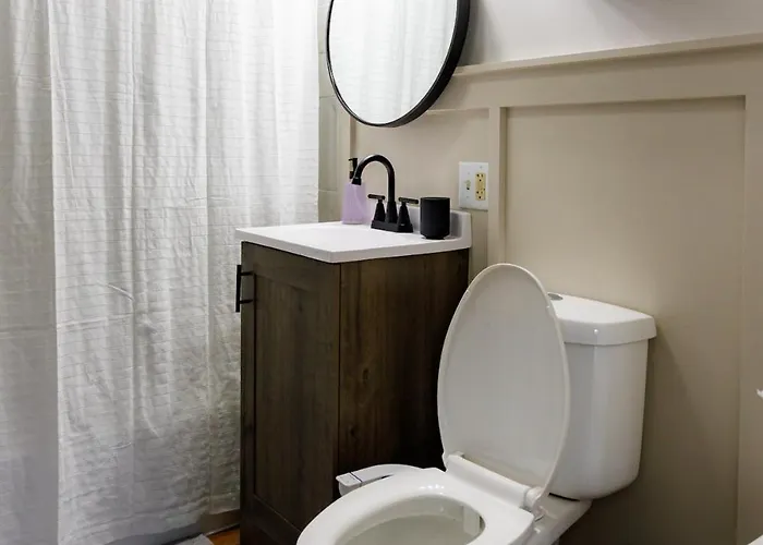 King Bed, Work Desk, Near Hwy, Laundry Access * Lockport